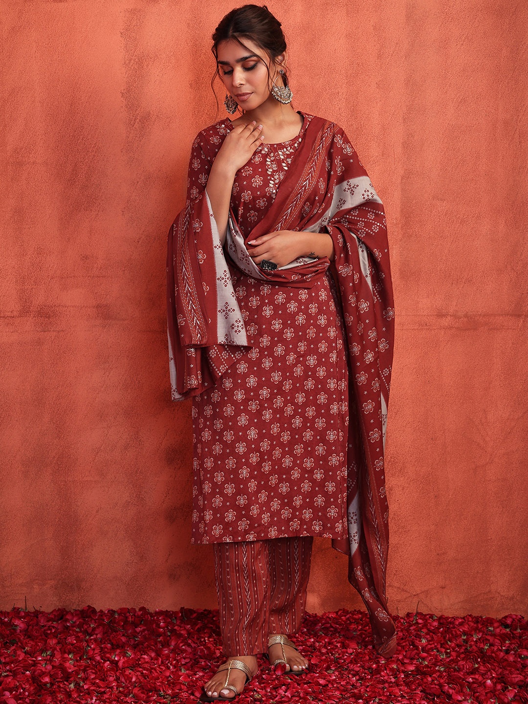 

INDYA Women Floral Printed Kurta With Trousers & Dupatta, Maroon