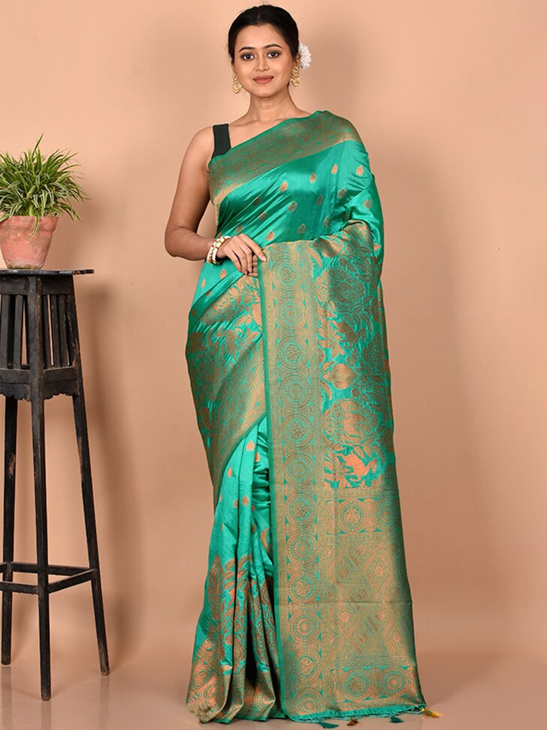 

AllSilks Green & Gold-Toned Woven Design Zari Silk Blend Saree