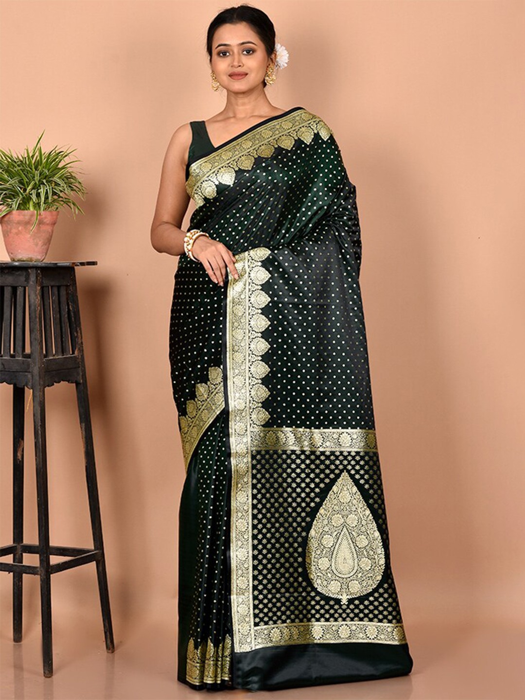 

AllSilks Green & Gold-Toned Zari Silk Blend Banarasi Saree