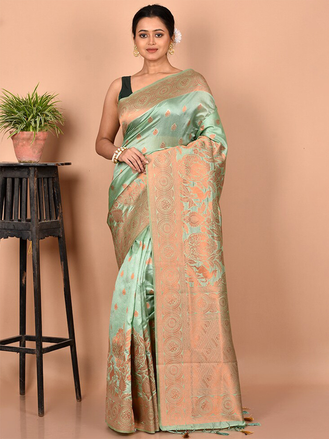 

AllSilks Sea Green & Gold-Toned Ethnic Motifs Zari Silk Blend Saree