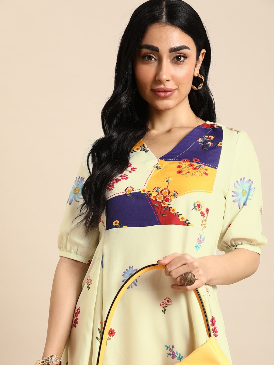 

Anouk Floral Printed V-Neck Thread Work Kurta, Green
