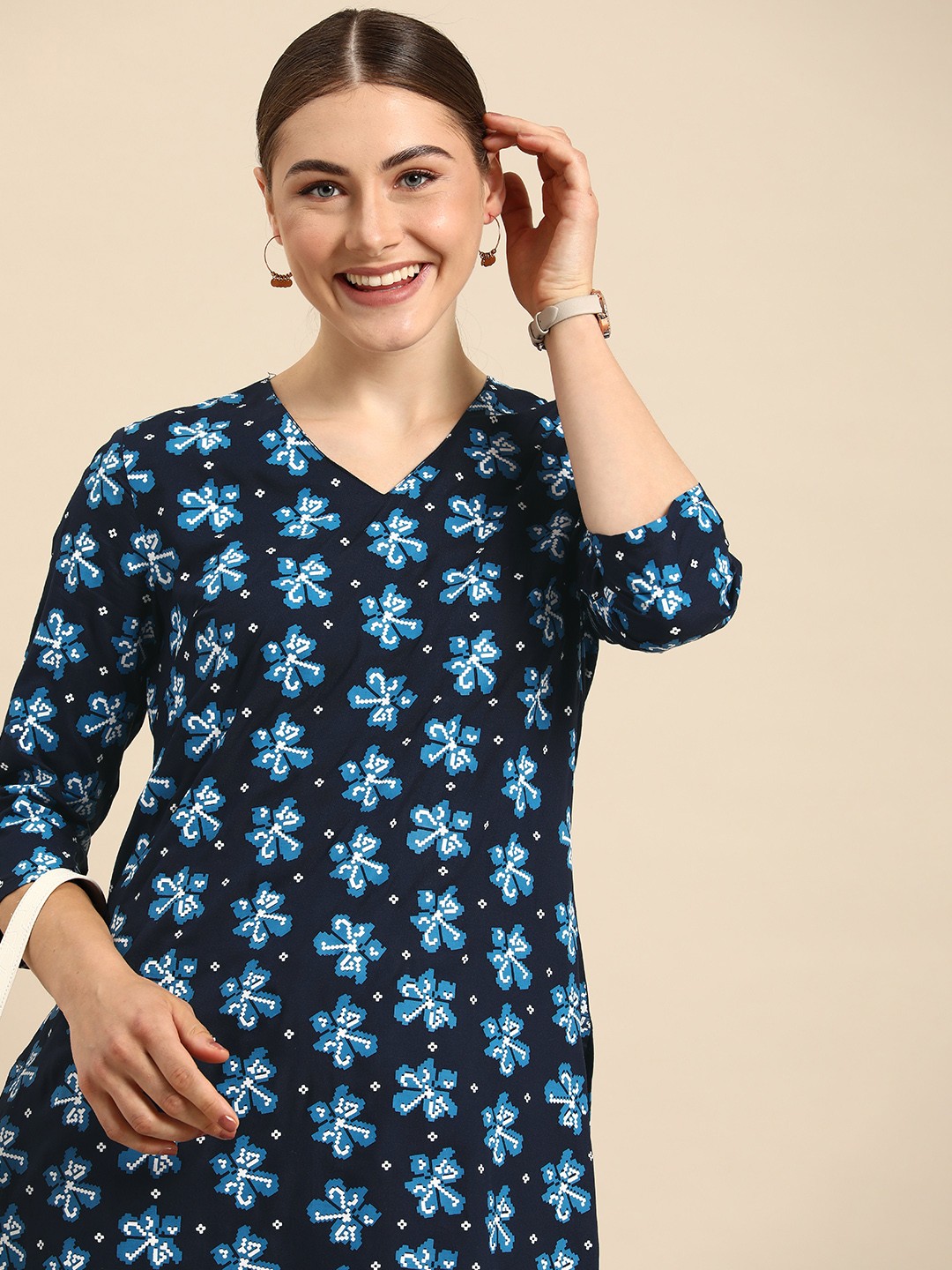 

Anouk Women V Neck Floral Printed Floral Kurta, Navy blue