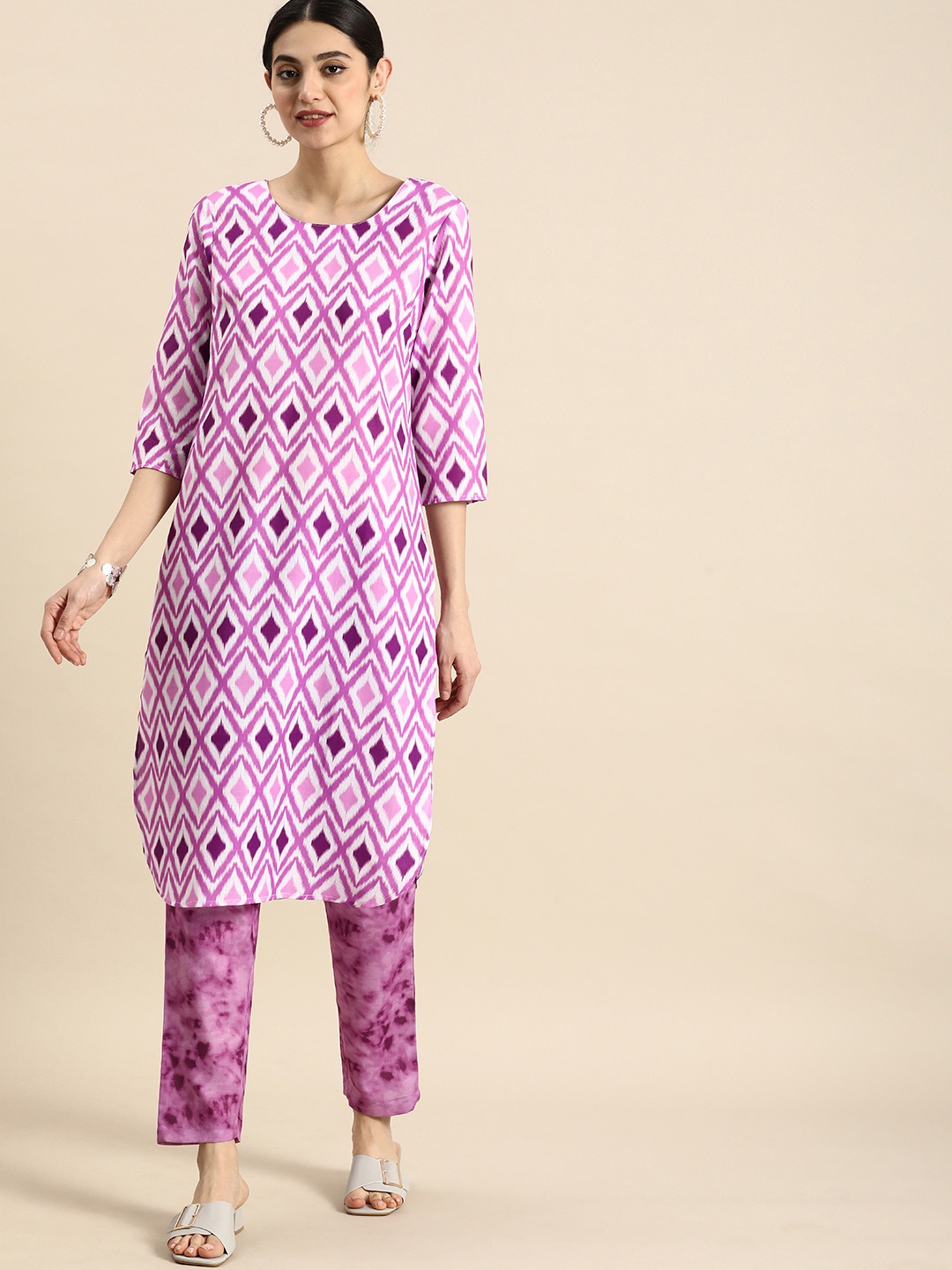 

Anouk Women Round Neck Geometric Printed Kurta with Tie-Dye Trousers, Lavender