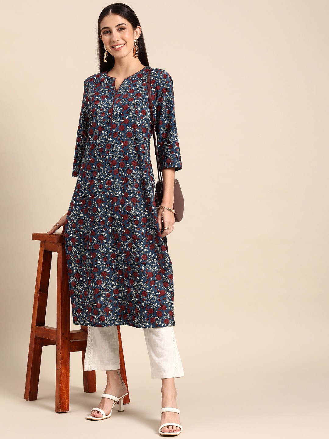 

Anouk Women V-Neck Floral Printed Kurta, Navy blue