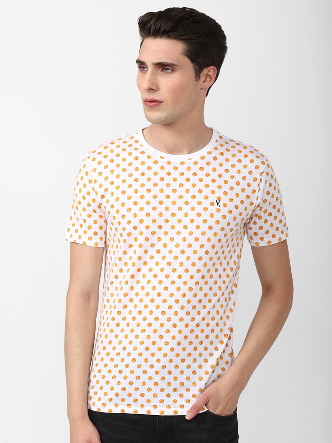 

V Dot Men Printed Slim Fit T-shirt, Cream