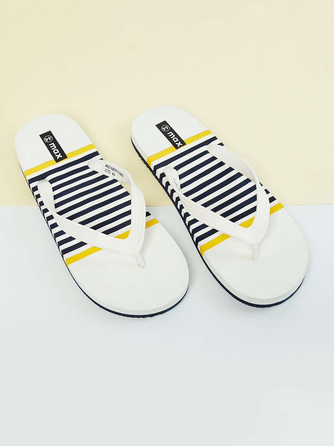 

max Men White & Navy Blue Striped Rubber Thong Flip-Flops