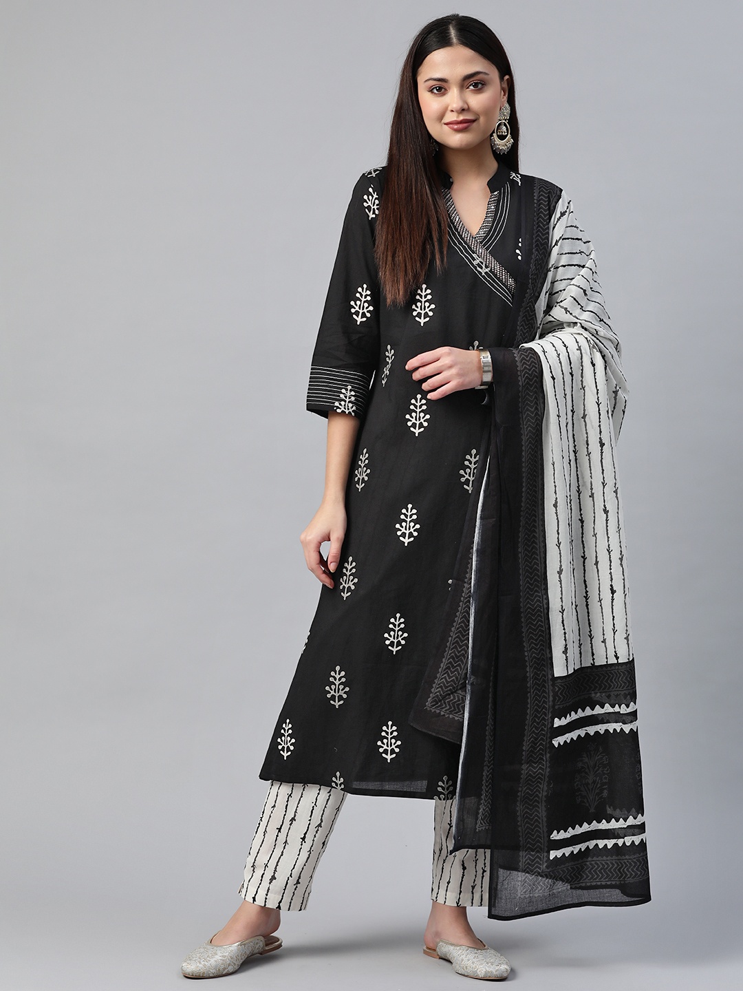 

Readiprint Fashions Women Black Floral Printed Thread Work Pure Cotton Kurta Set