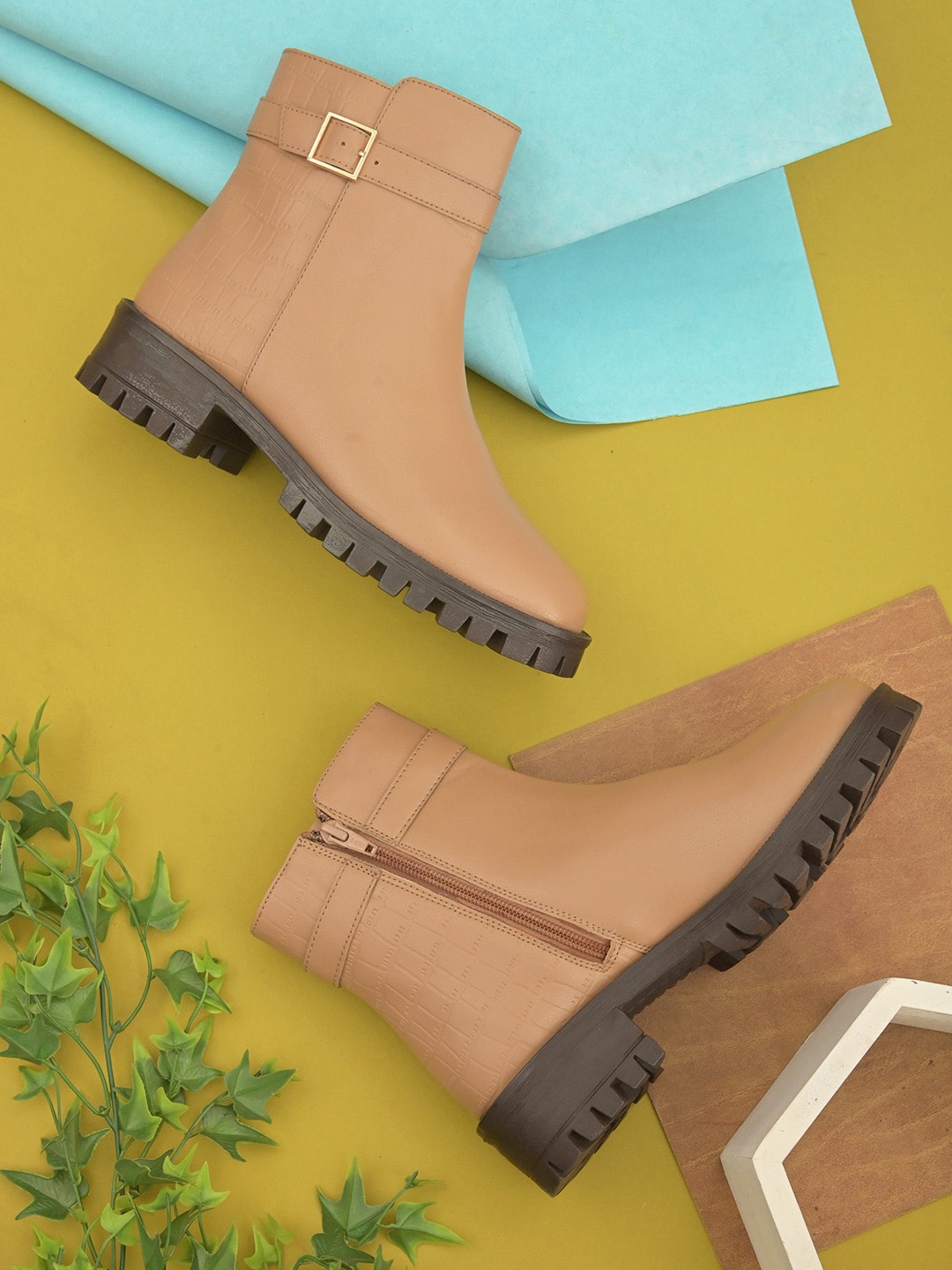 

DressBerry Women Mid-Top Boots, Cream