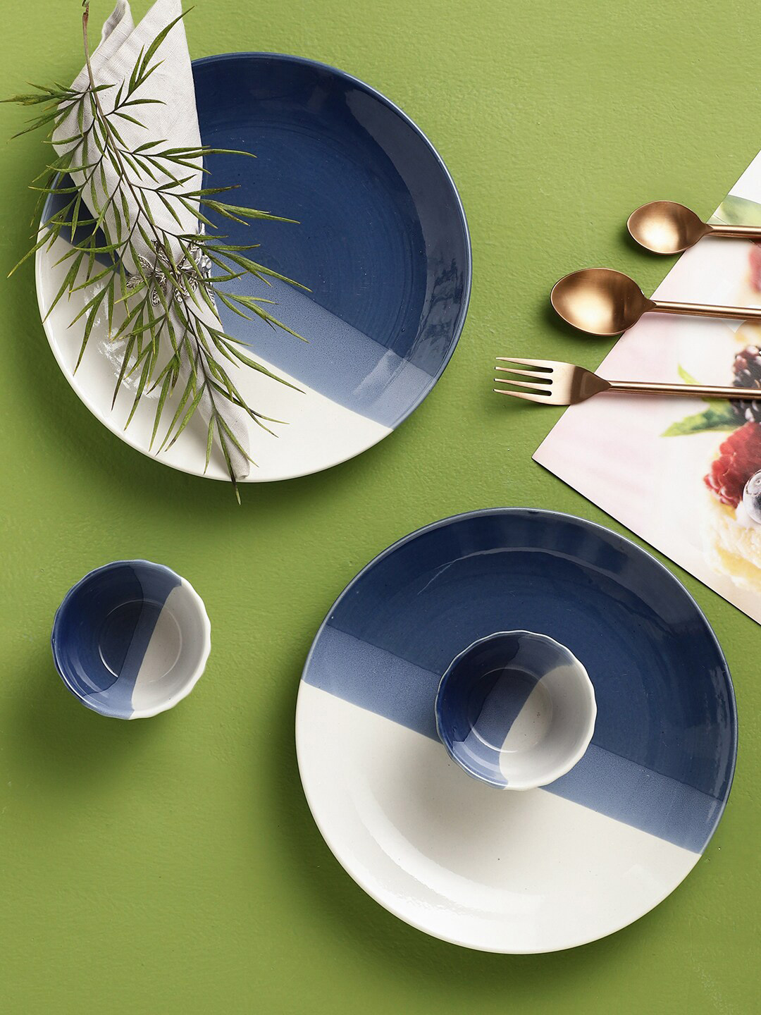 

VarEesha Falak Blue & White Set of 4 Ceramic Glossy Dinner Set