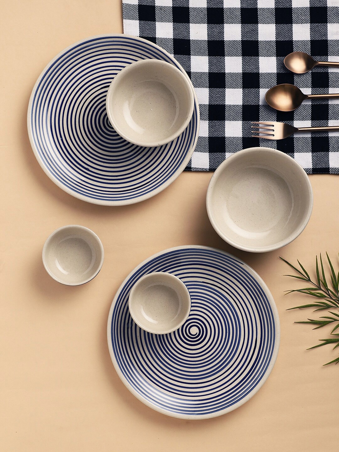 

VarEesha Parikrama Blue & White 10 Pieces Printed Ceramic Glossy Dinner Set