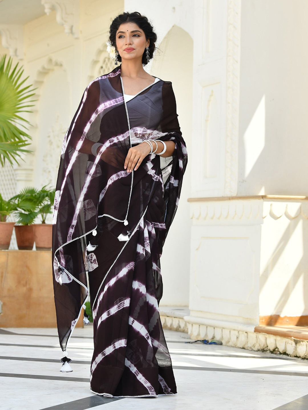 

Aaheli Coffee Brown & White Tie and Dye Bandhani Saree