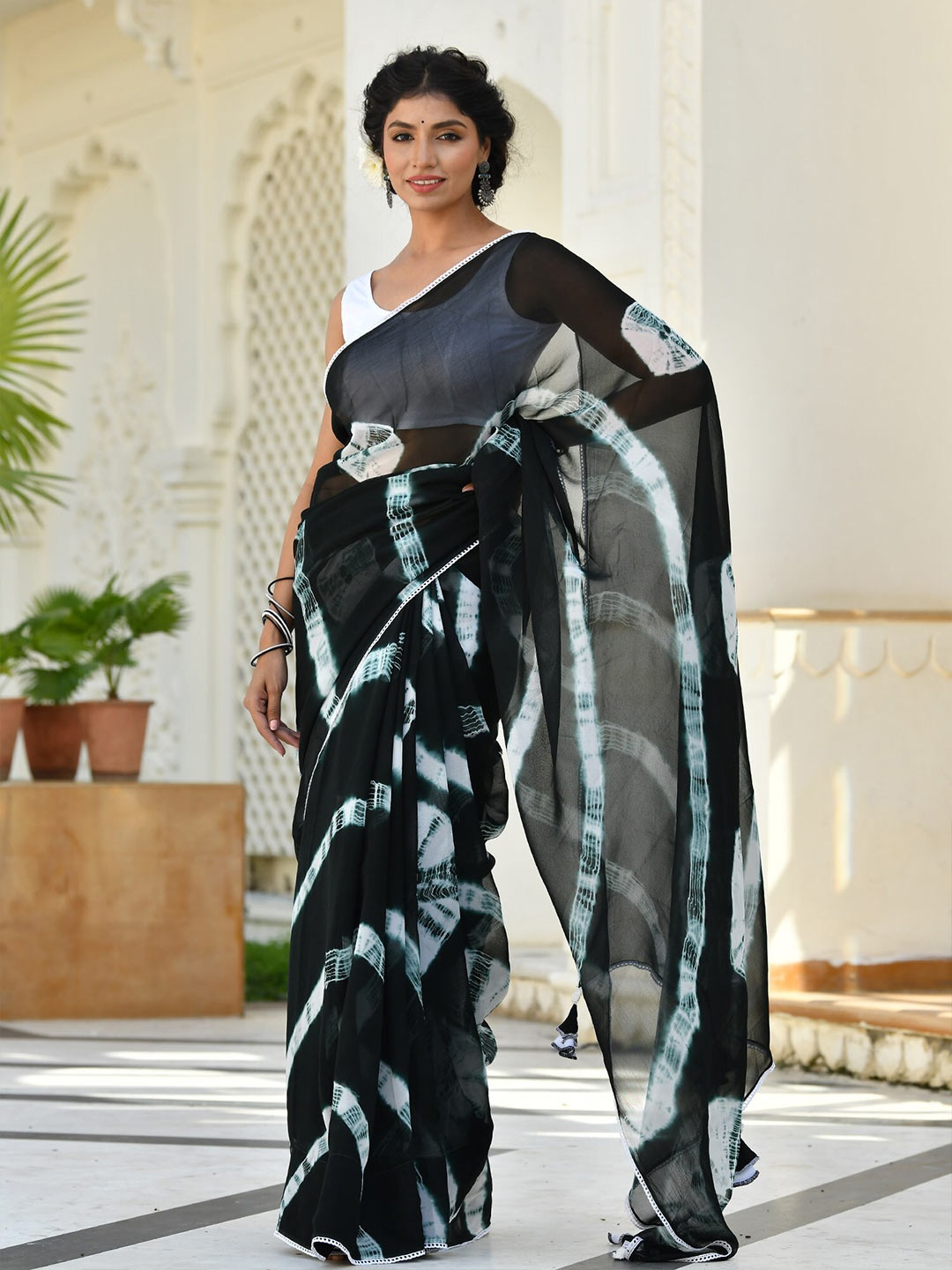 

Aaheli Green & White Tie and Dye Bandhani Saree