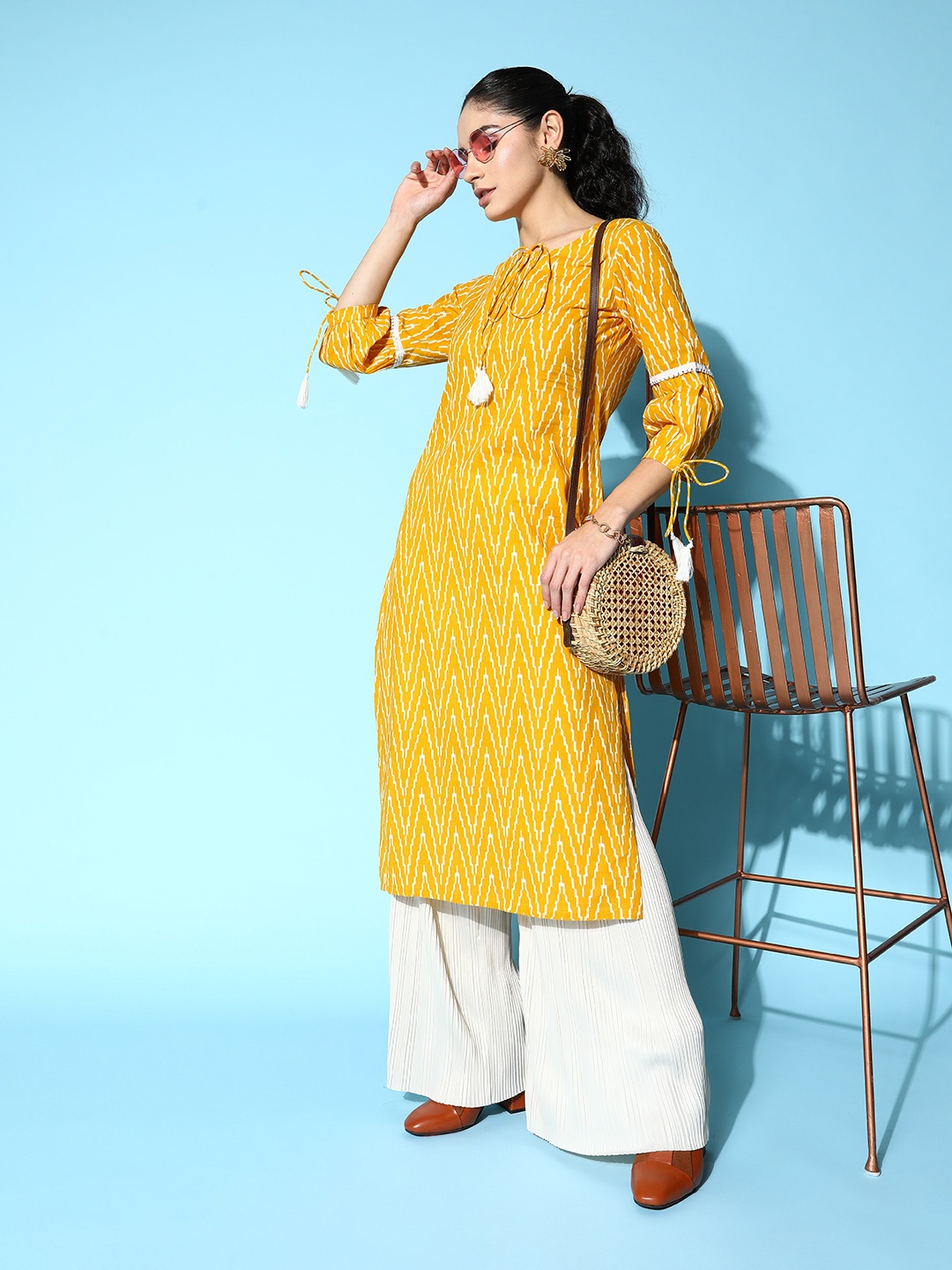 

Yufta Women Yellow & White Cotton Tie-Up Neck Puff Sleeves Chevron Printed Kurta