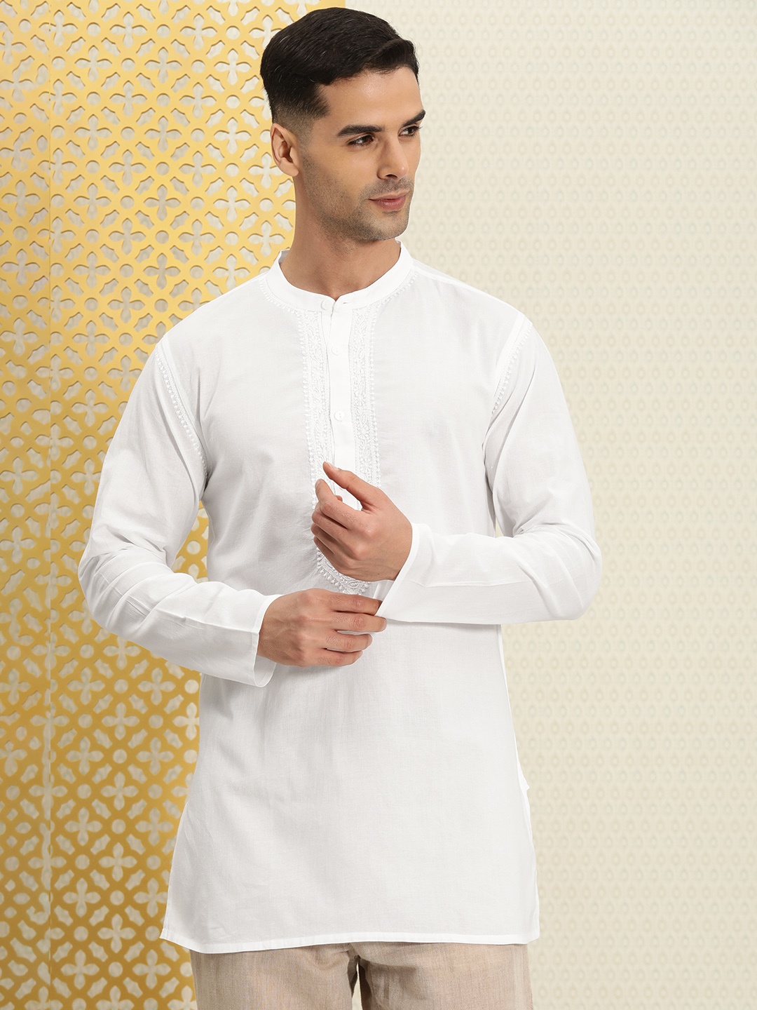 

House of Pataudi Men Pure Cotton Solid Chikankari Jashn Short Kurta, White