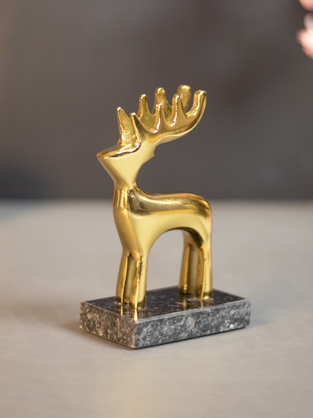 

MARKET99 Reindeer Figurine, Gold