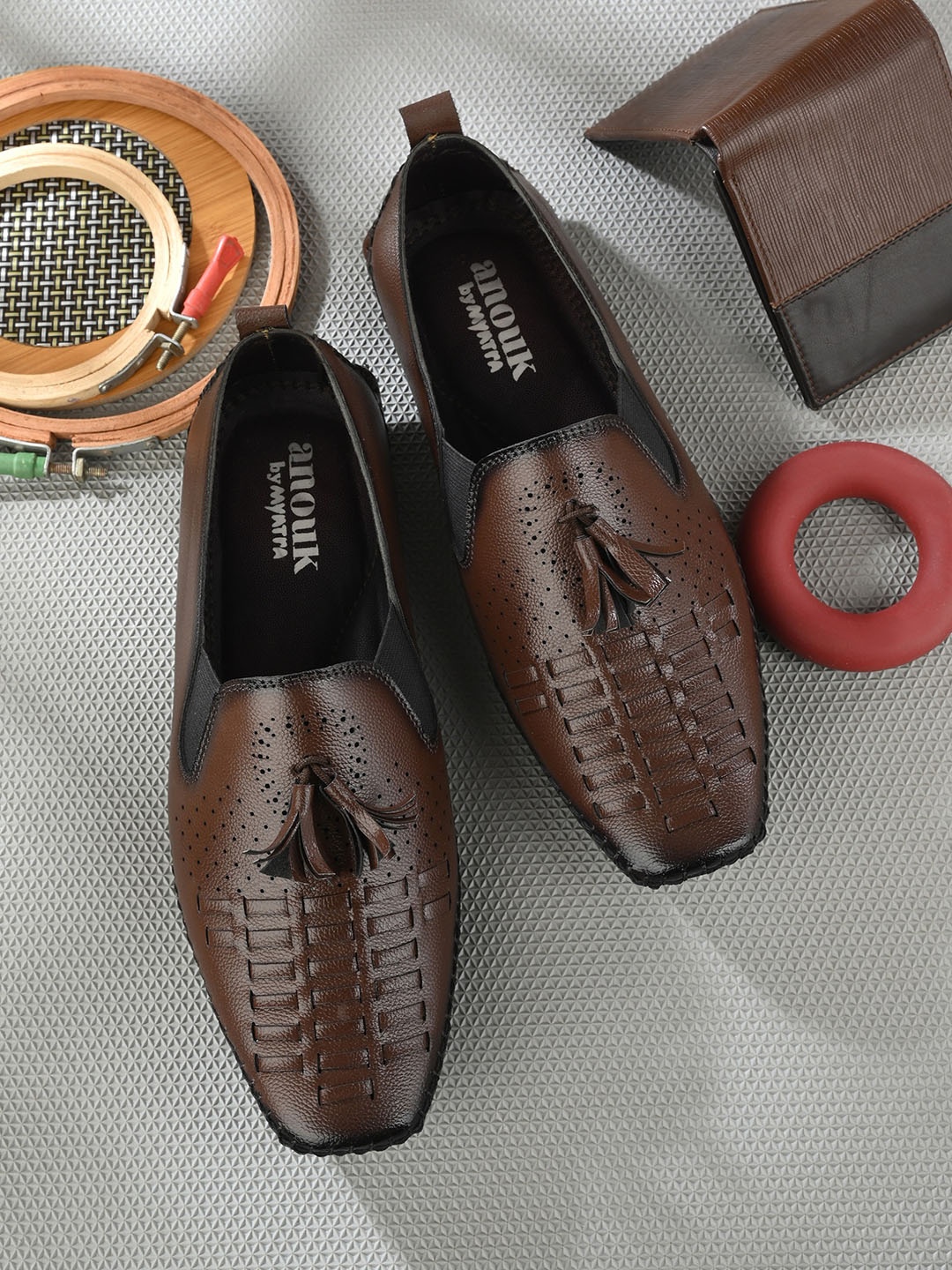 

Anouk Men Textured Leightweight Loafers, Brown