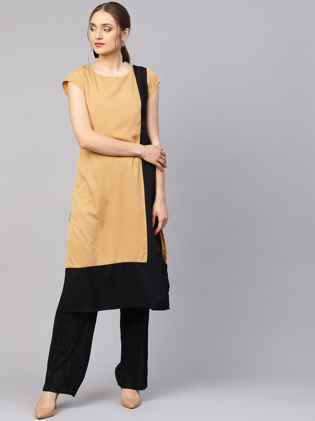 

Ives Colourblocked Round Neck Kurta, Beige