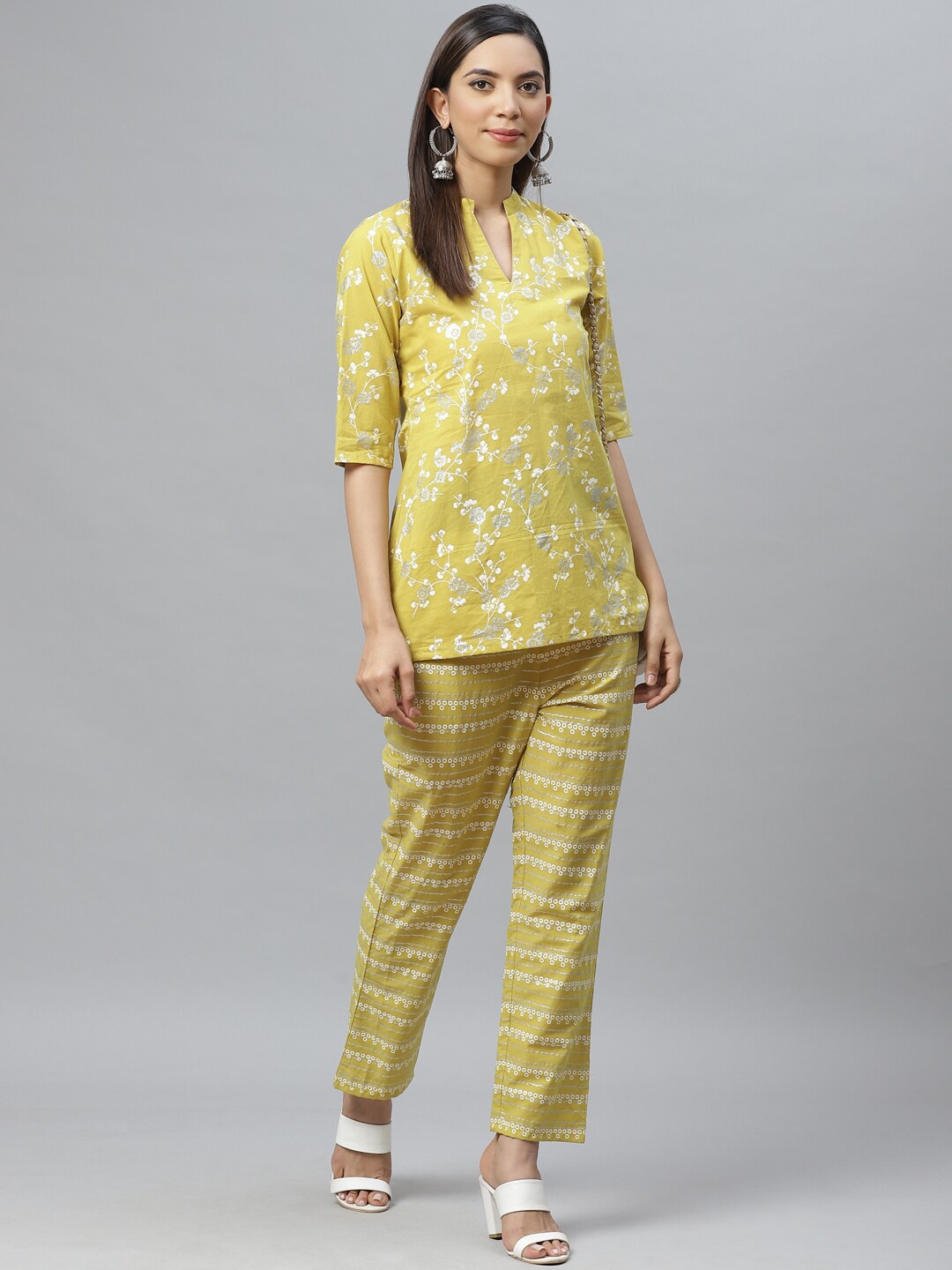 

Ives Women Green Floral Printed Pure Cotton Kurti with Trousers