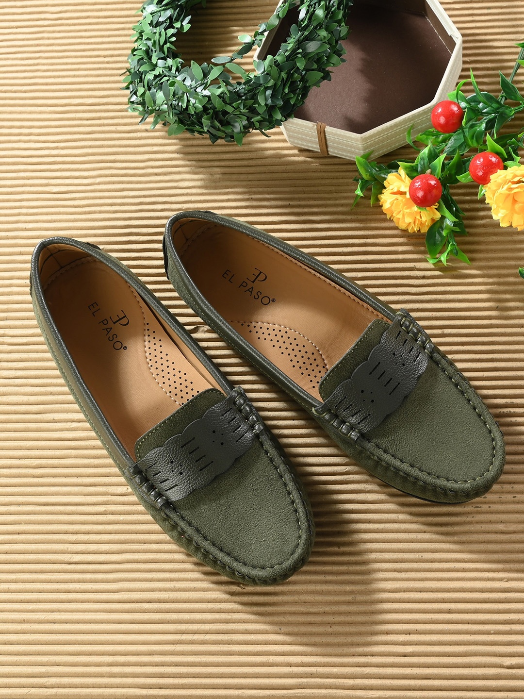 

El Paso Women Solid Loafers, Green