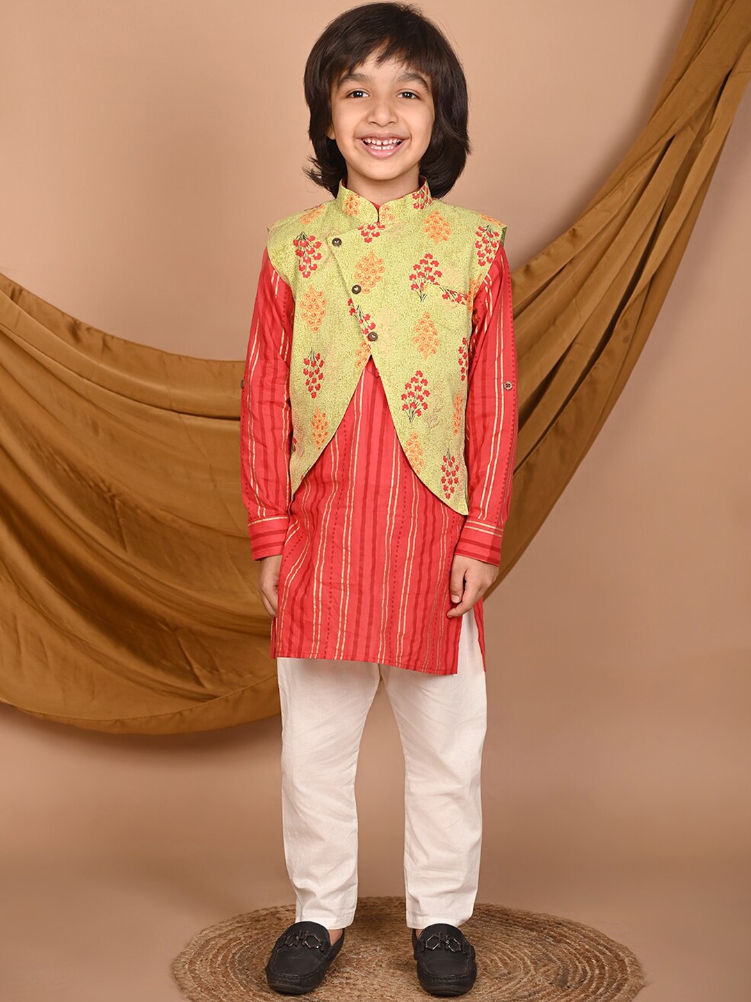 

LIL PITAARA Floral Printed Pure Cotton Kurta & Pyjamas With Nehru Jacket, Red