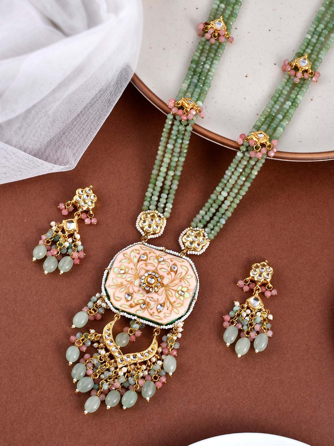 

DASTOOR Gold-Plated Kundan-Studded & Beaded Jewellery Set, Green