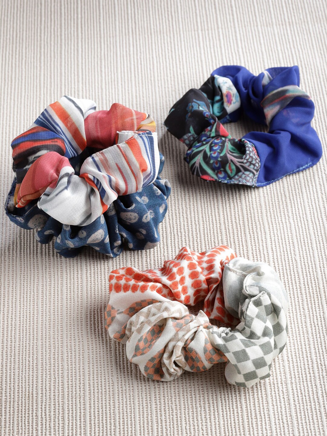 

SHAYE Women Blue & White Set of 4 Scrunchies