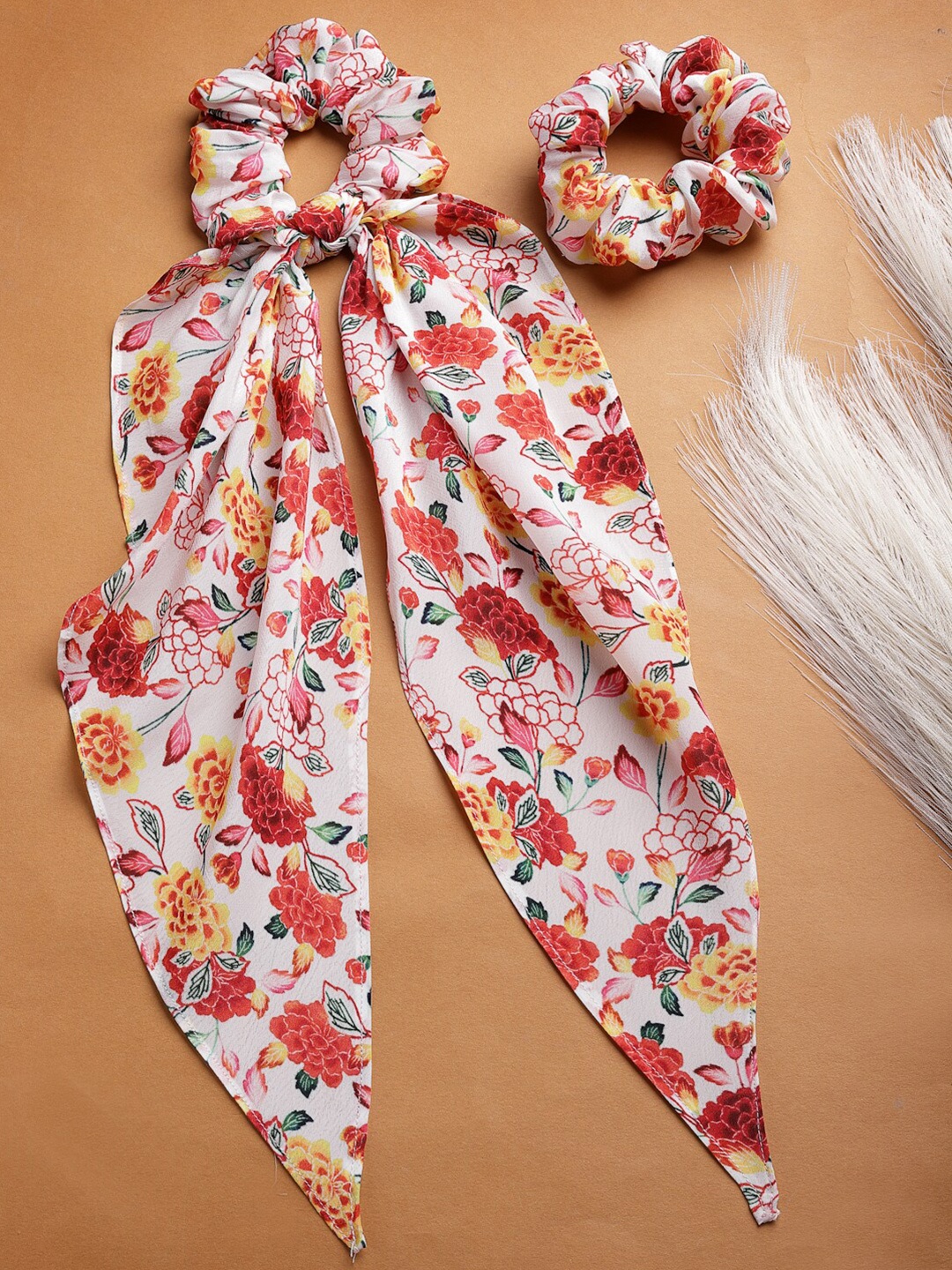 

SHAYE Women Off White & Red Set of 2 Scrunchies