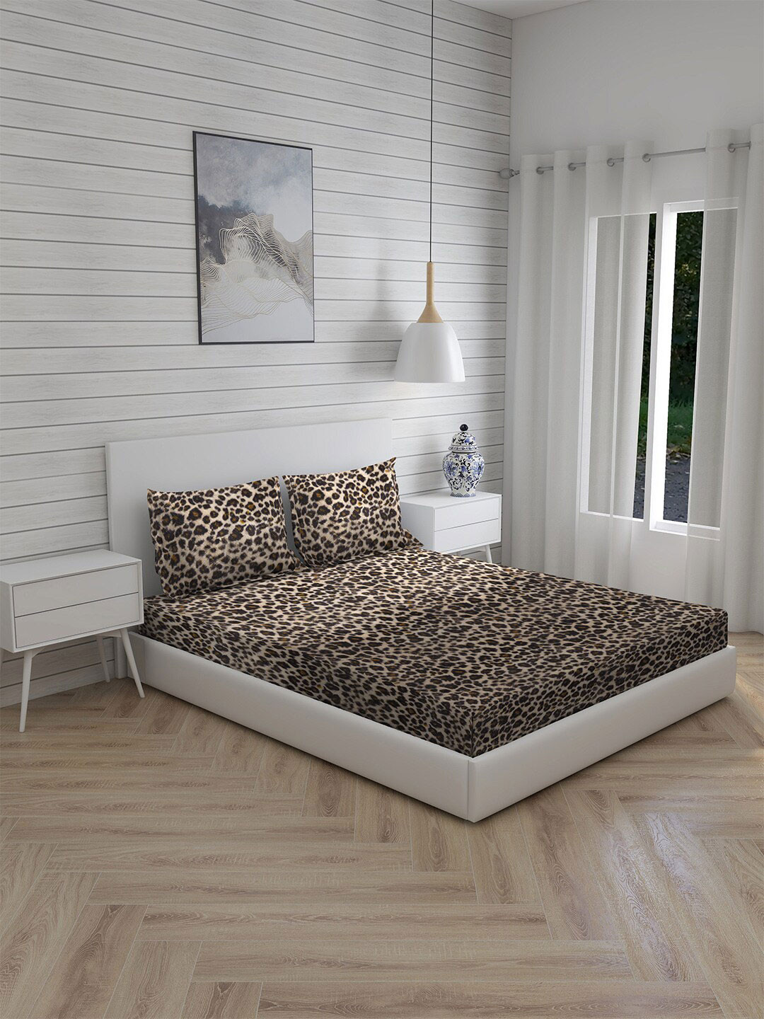 

Boutique Living India Cream & Black Pure Cotton 300 TC King Bedsheet With 2 Pillow Covers