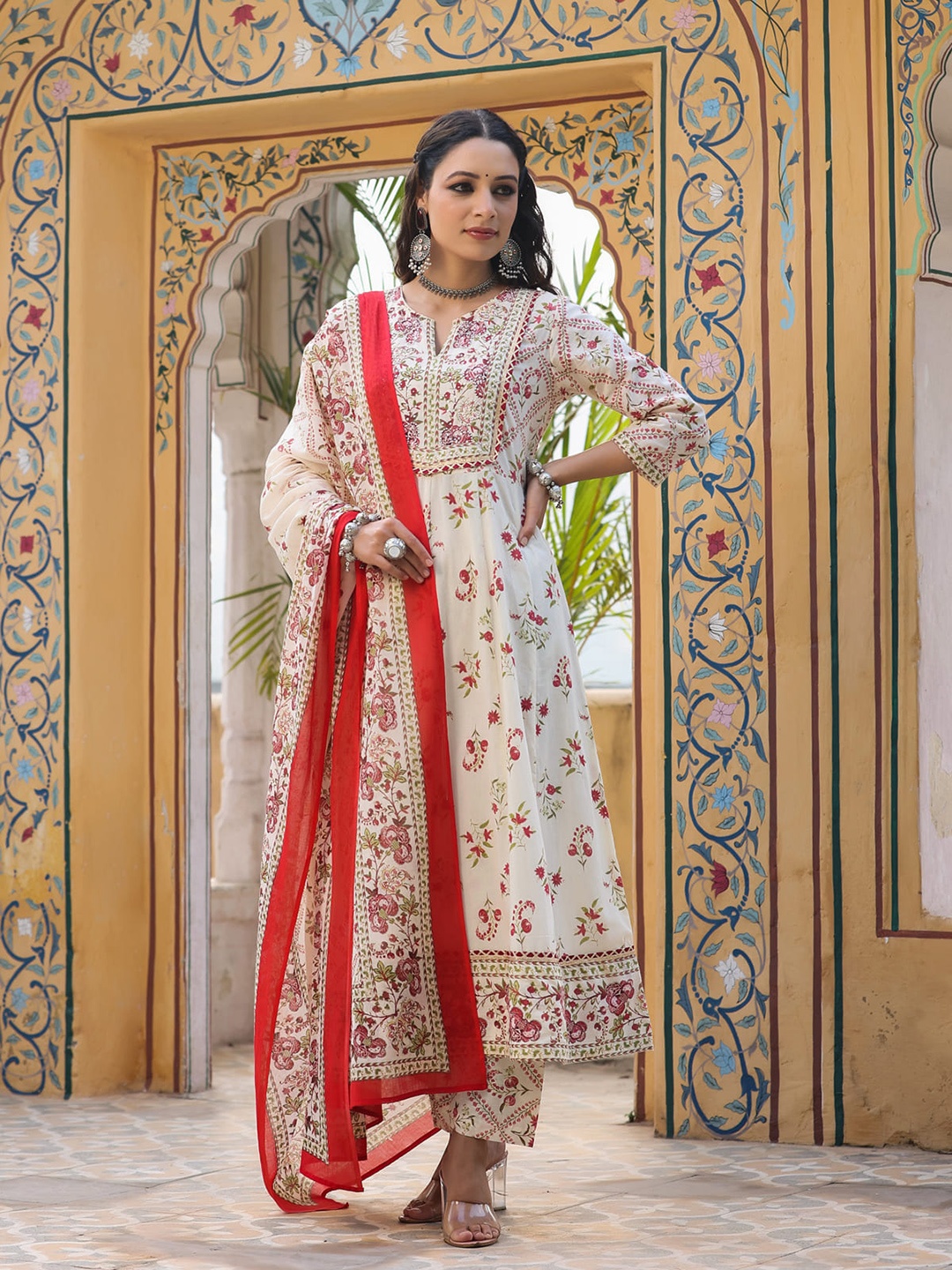 

Rain & Rainbow Women Floral Printed Pure Cotton Kurta with Trousers & Dupatta, Cream