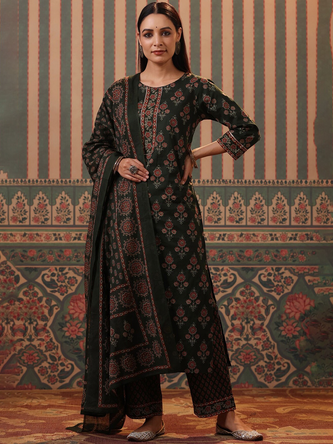 

Rain & Rainbow Women Floral Printed Pure Cotton Kurta with Palazzos & Dupatta, Green