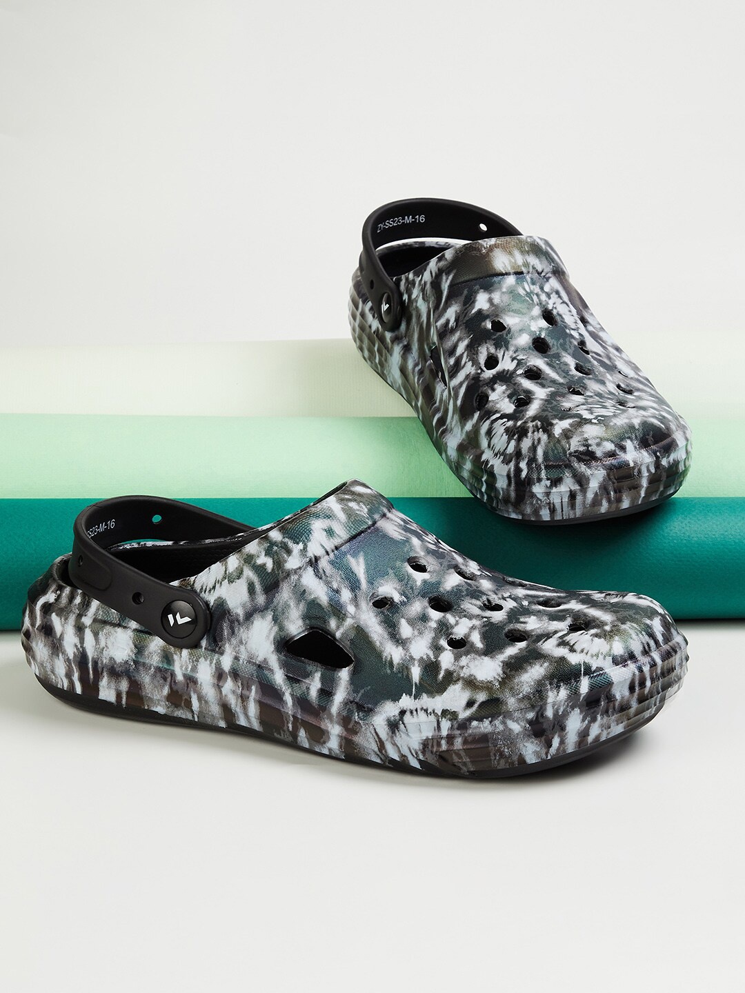 

Forca by Lifestyle Men Printed Croslite Clogs, Black