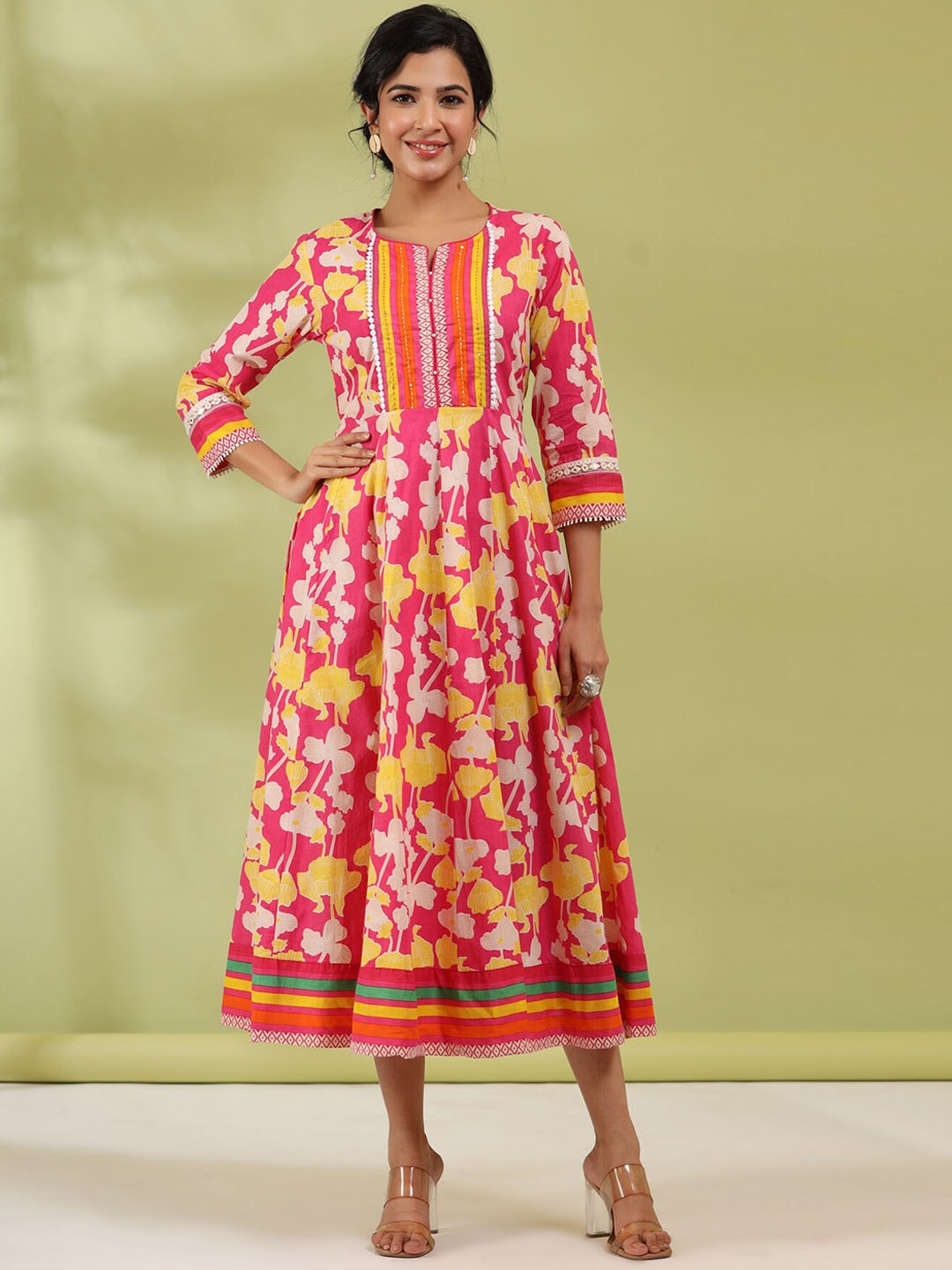 

Rain & Rainbow Women Floral Printed Pure Cotton Kurta, Fuchsia