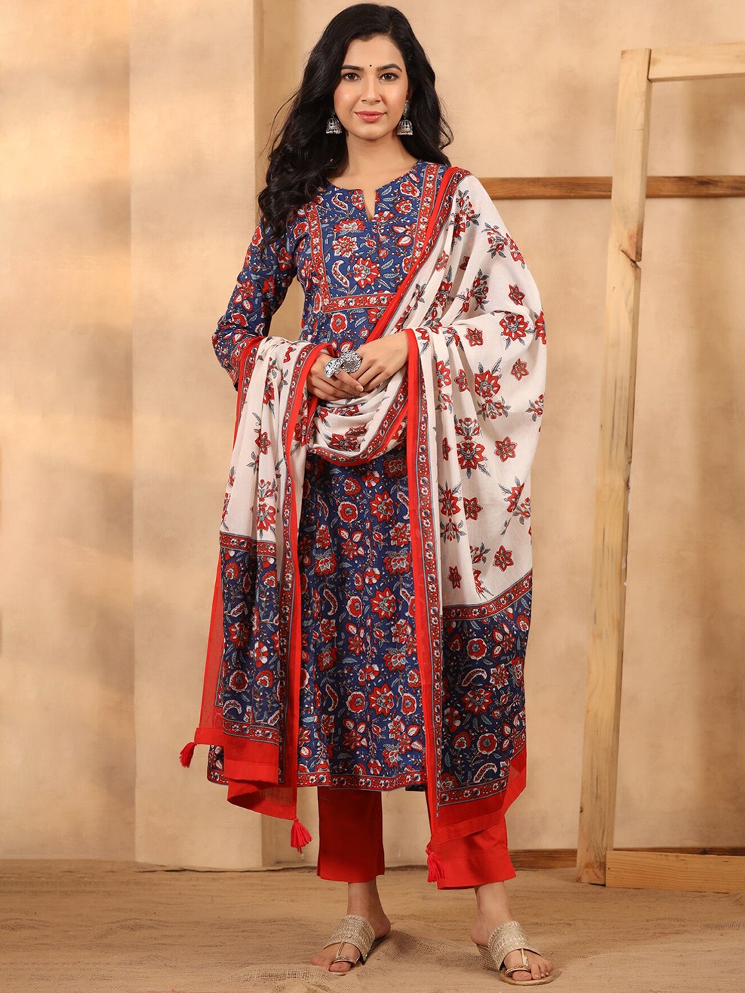 

Rain & Rainbow Women Floral Printed Pure Cotton Kurta with Trousers & Dupatta, Navy blue