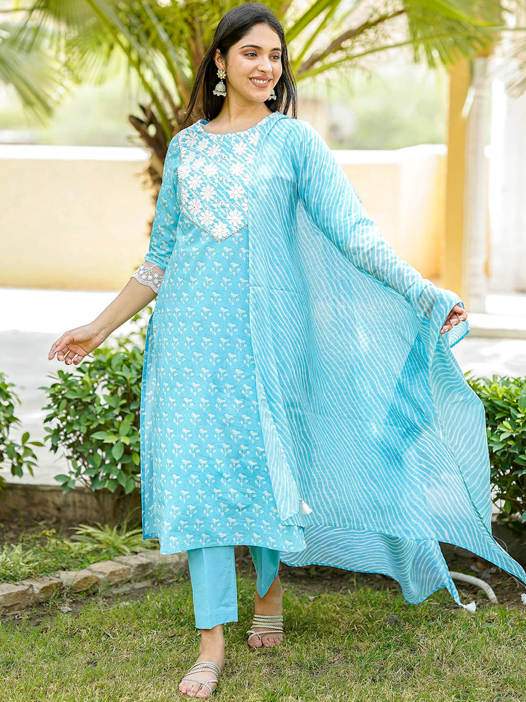 

KAMODINEE Women Floral Printed Thread Work Pure Cotton Kurta With Trousers & Dupatta, Blue