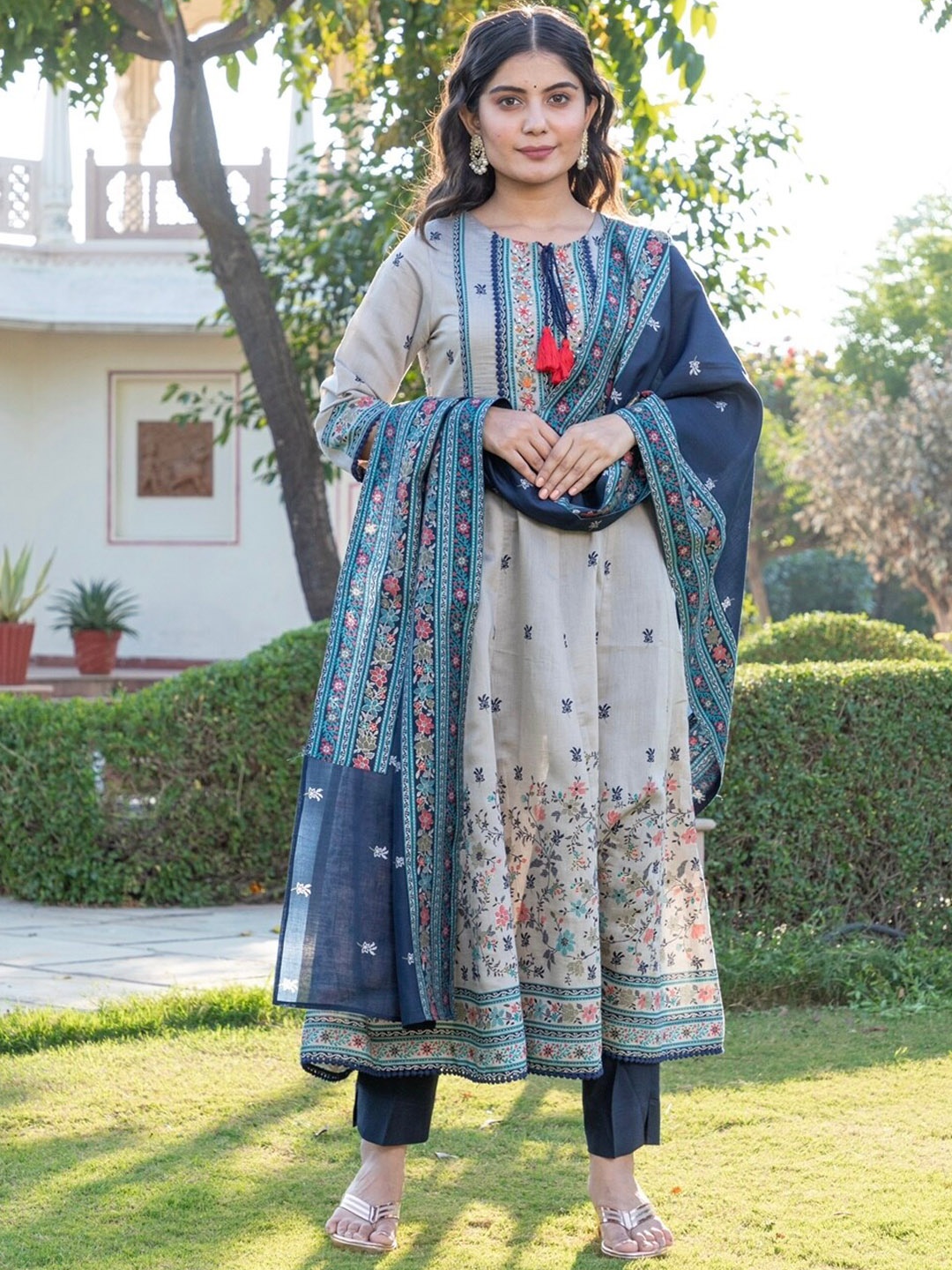 

KAMODINEE Women Floral Yoke Design Sequinned Kurta With Trousers & Dupatta, Grey