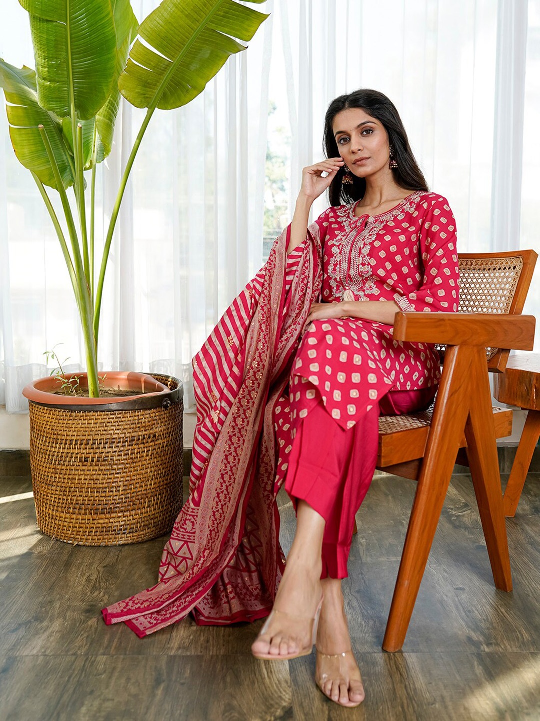 

KAMODINEE Women Floral Printed Kurta With Trousers & With Dupatta, Fuchsia