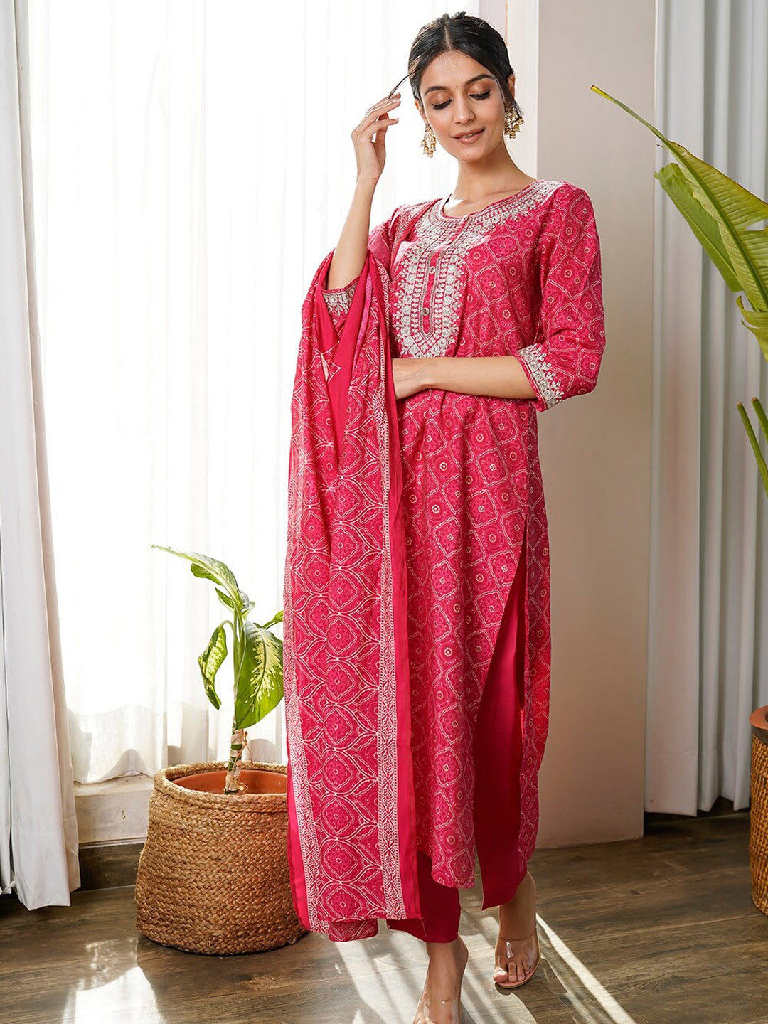 

KAMODINEE Women Ethnic Motifs Printed Kurta With Trousers & Dupatta, Fuchsia