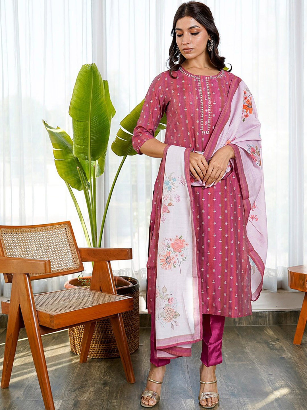 

KAMODINEE Women Floral Embroidered Kurta With Trousers & Dupatta, Pink