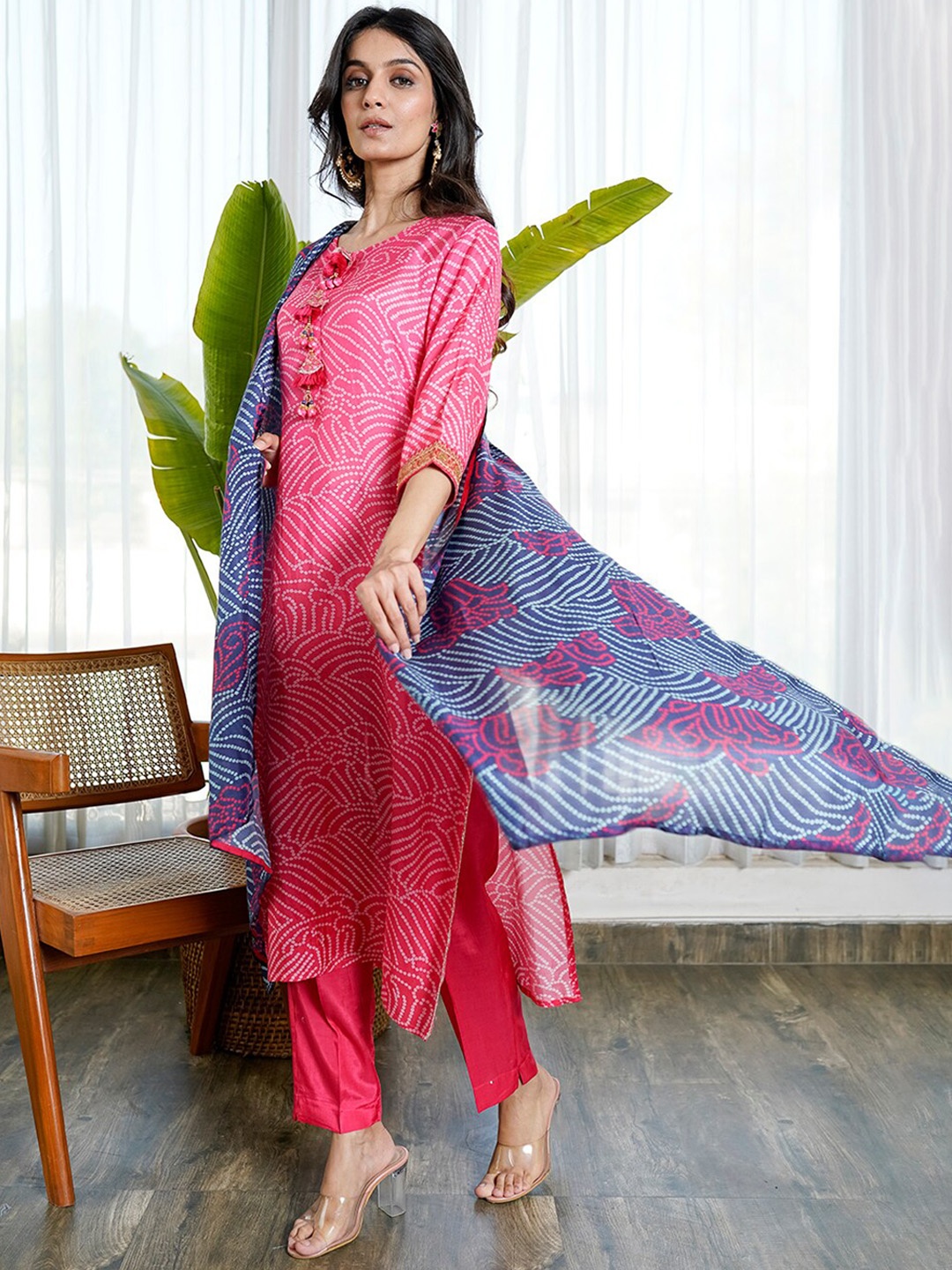 

KAMODINEE Women Bandhani Printed Kurta With Trousers & Dupatta, Pink