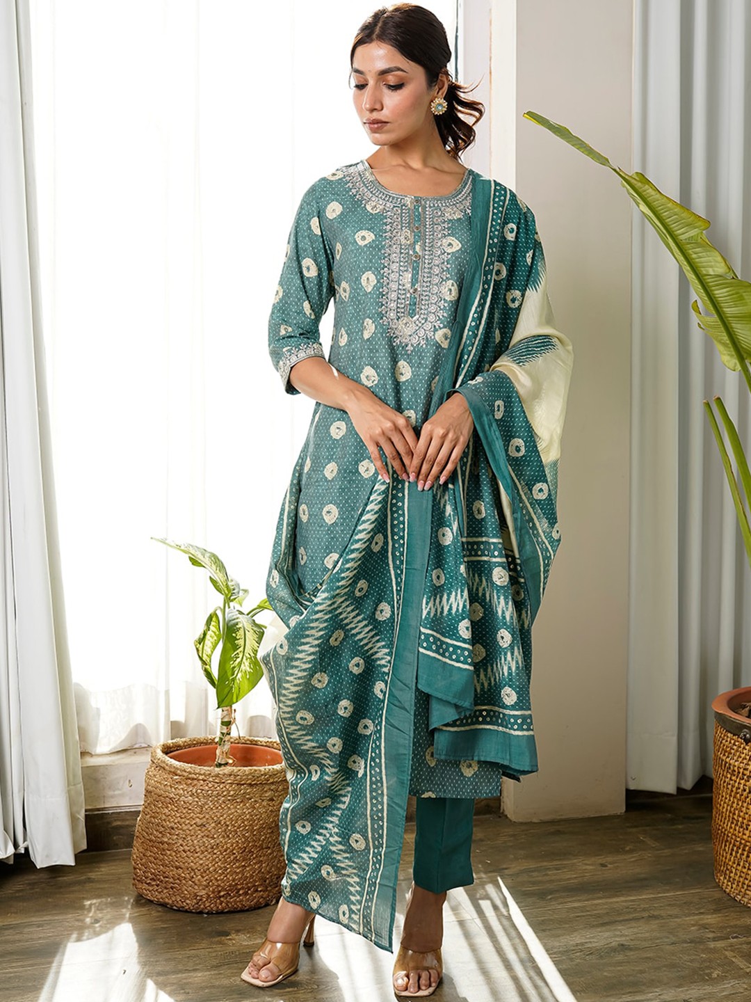 

KAMODINEE Women Bandhani Printed Kurta With Trousers & Dupatta, Sea green