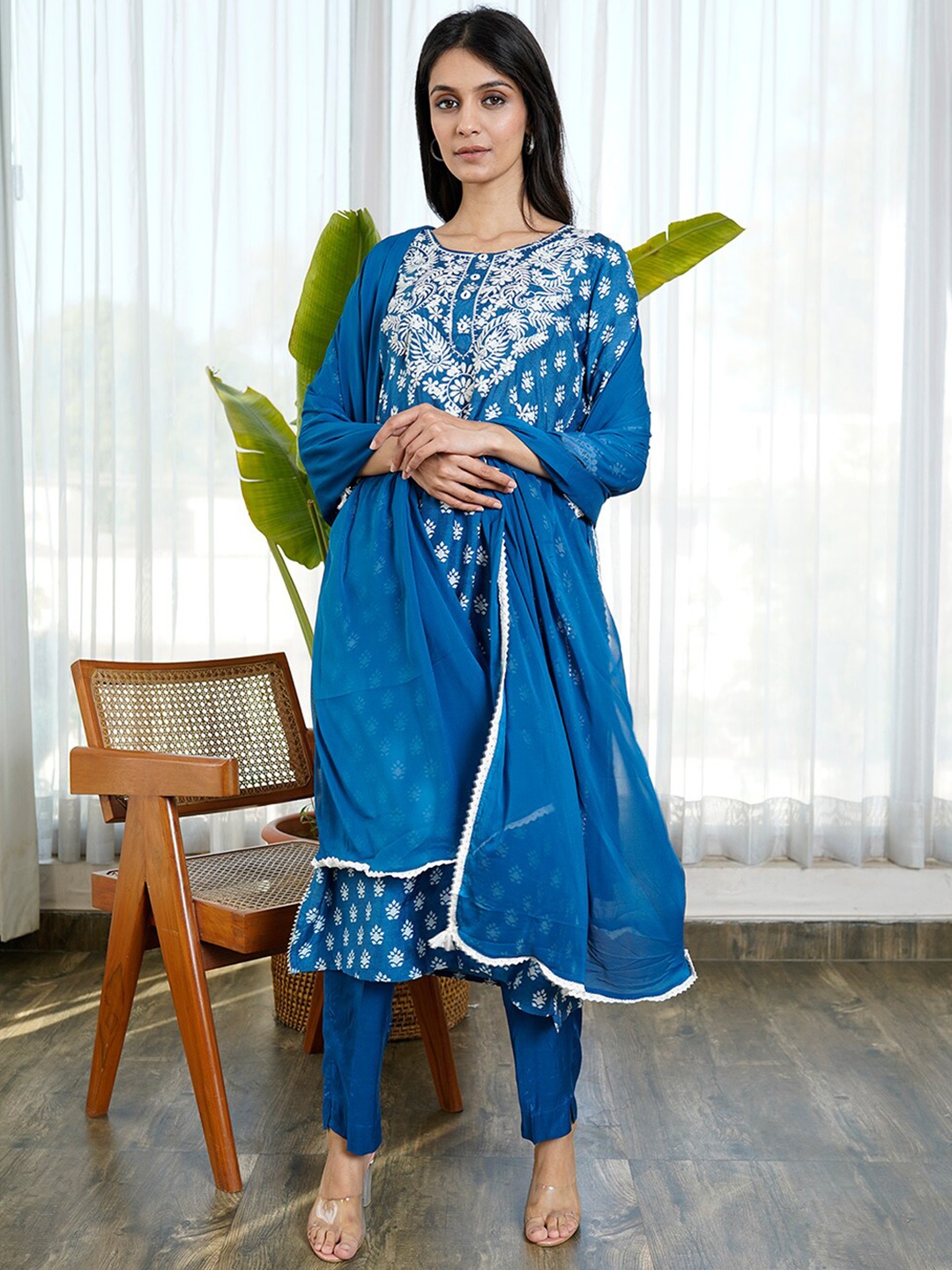 

KAMODINEE Women Floral Printed Thread Work Kurta With Trousers & Dupatta, Blue