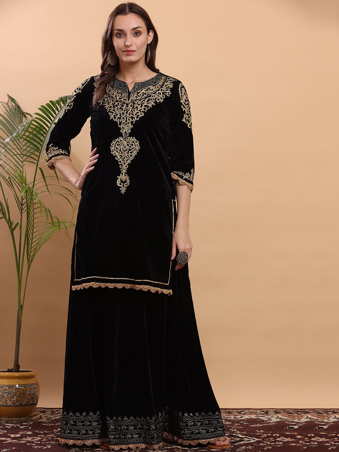 

KAANCHIE NANGGIA Women Black Ethnic Motifs Embroidered Kurta with Skirt