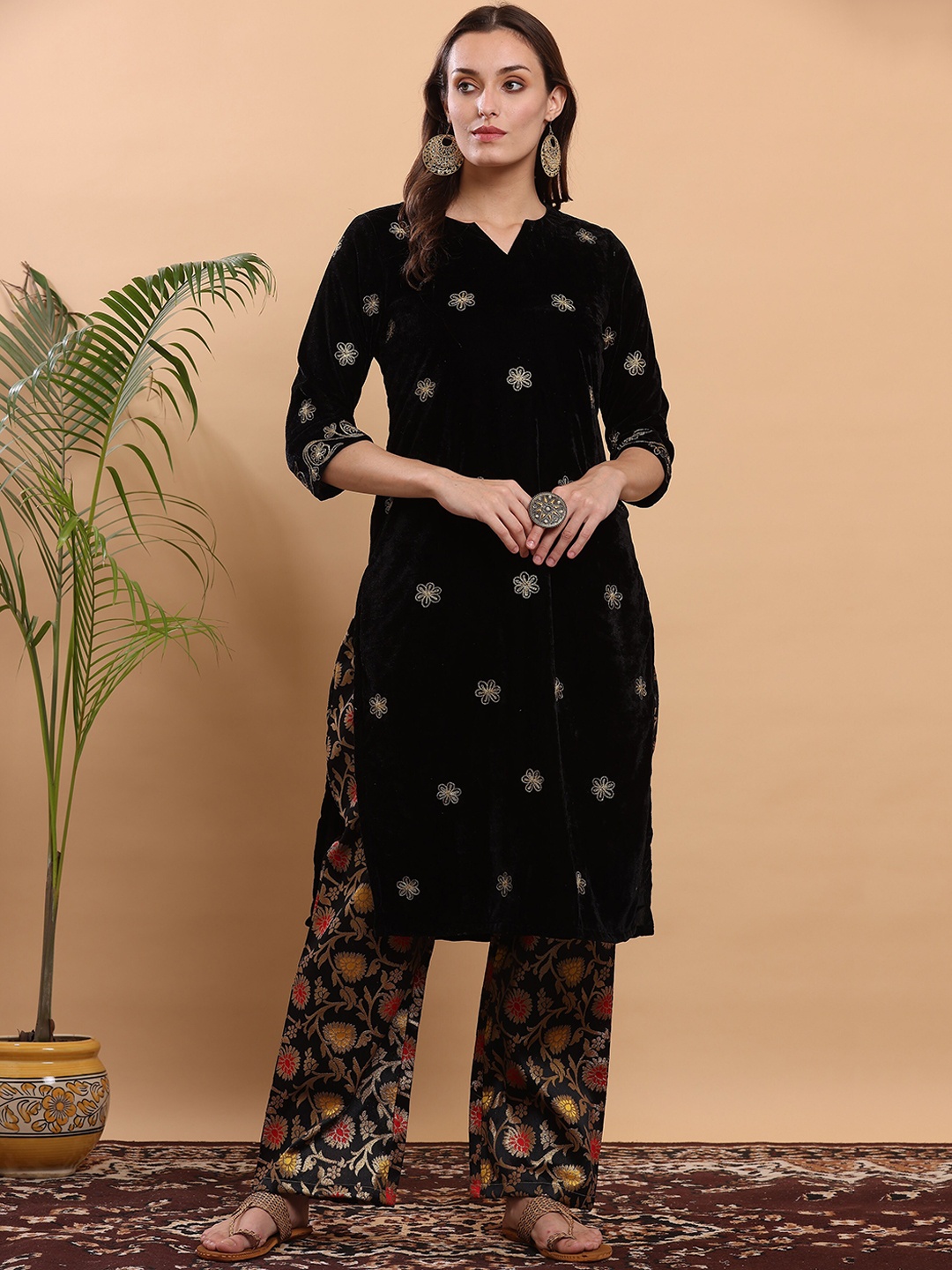 

KAANCHIE NANGGIA Women Black Floral Embroidered Kurta with Palazzos