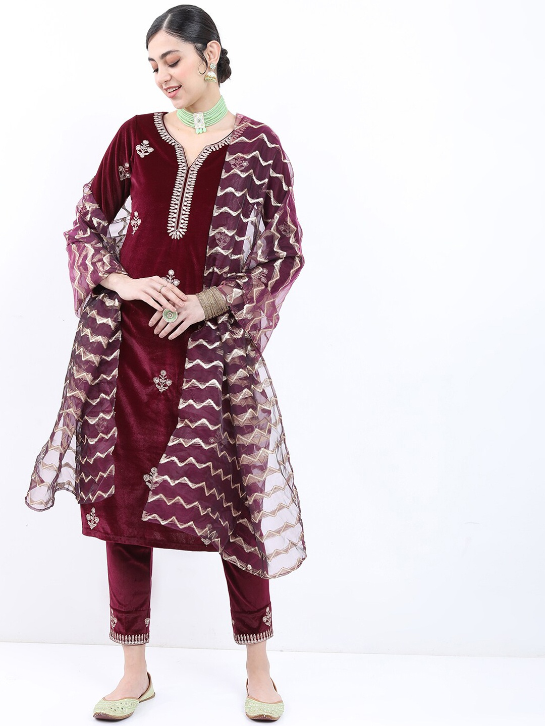 

Ketch Ethnic Motifs Embroidered Knited Velvet Kurta Set With Dupatta, Magenta