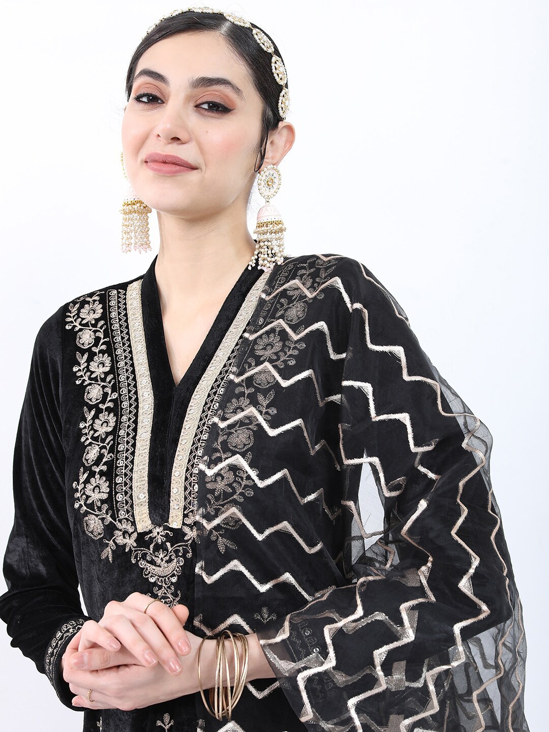 

Ketch Embroidered Knited Velvet Kurta & Trousers With Dupatta, Black