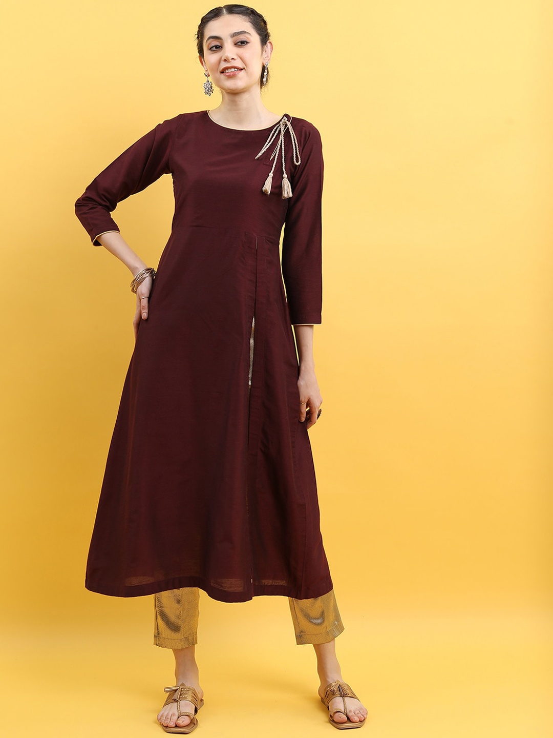 

Vishudh Women Embroidered Knitted Velvet Kurta, Burgundy