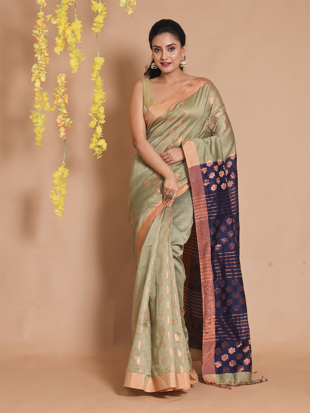 

Charukriti Woven Design Zari Saree, Beige