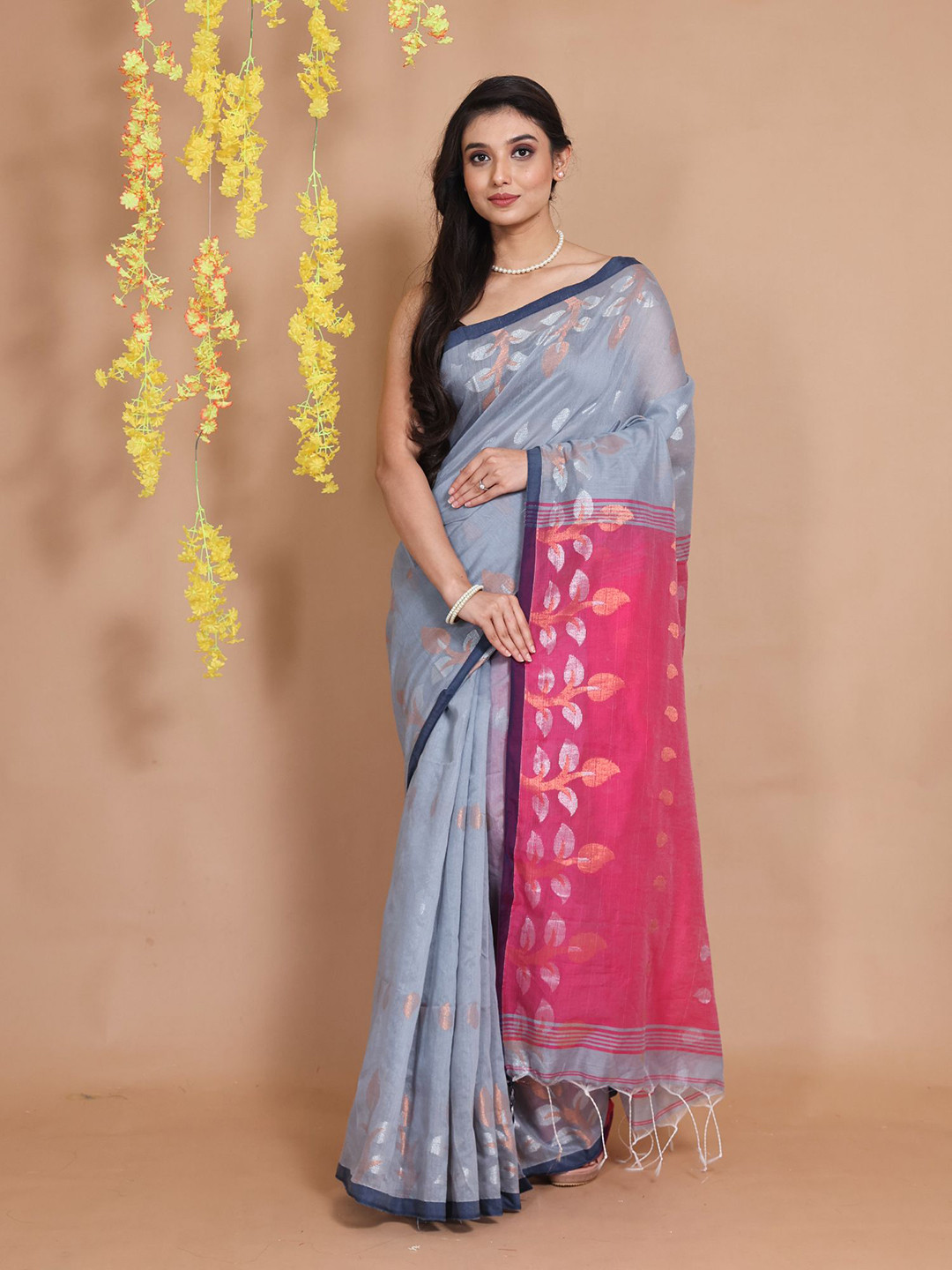 

Charukriti Woven Design Pure Cotton Saree, Grey