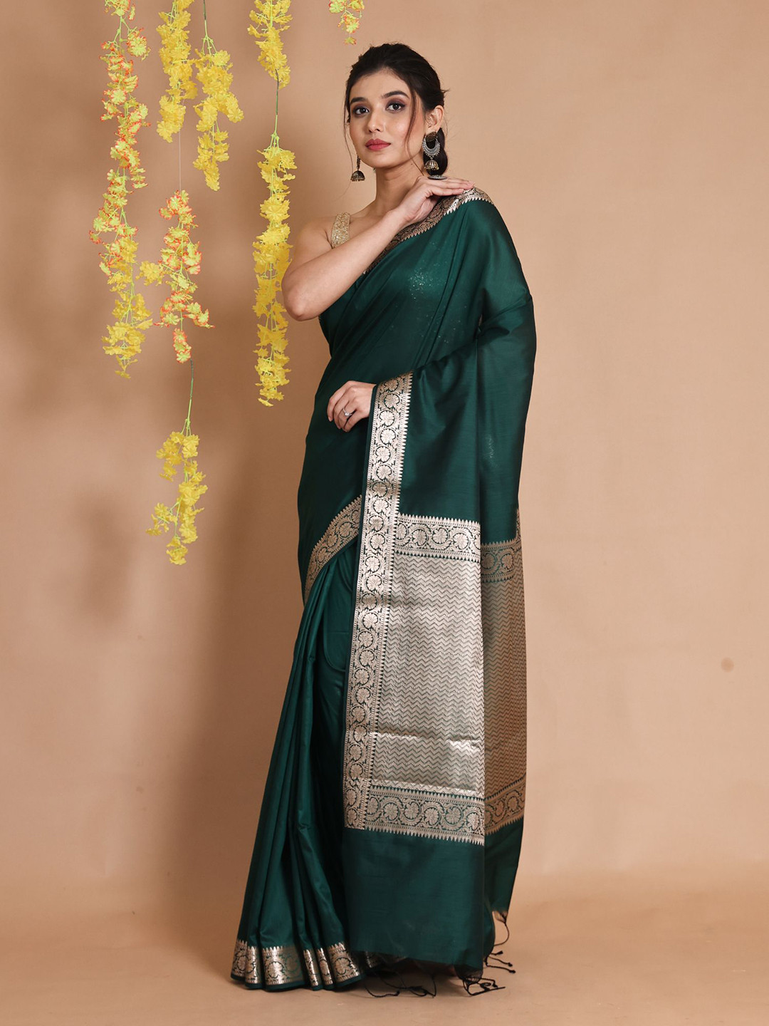 

Charukriti Zari Pure Silk Saree, Green