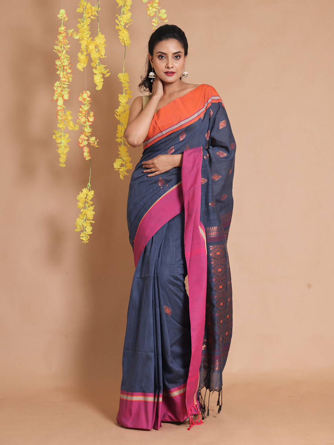

Charukriti Woven Design Pure Cotton Saree, Grey